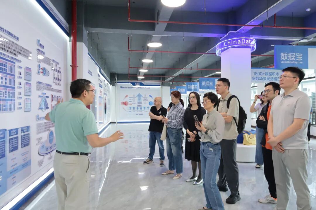 汤总讲解文化墙2.jpg