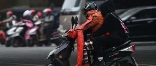 11岁女孩坐电动车，右耳没了……医生：最近每周都有5、6例