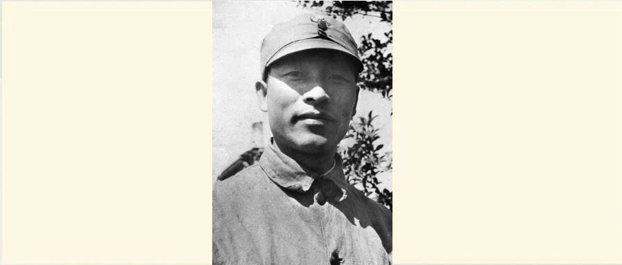 戎马倥偬的岁月，他一手拿着枪杆一手拿着笔杆