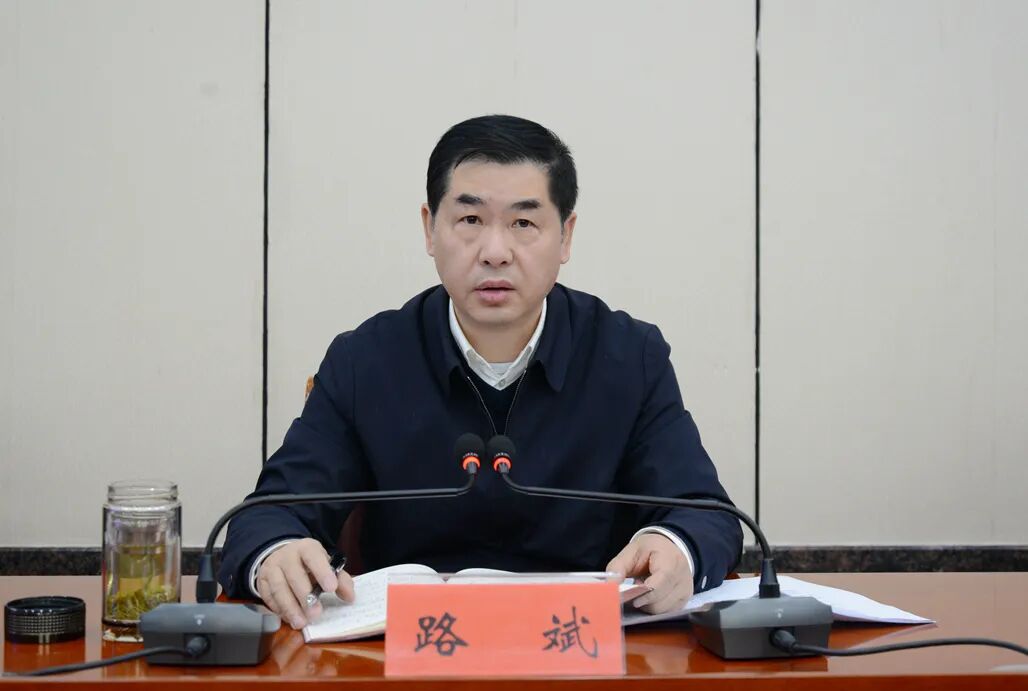 路斌强调,近期干旱少雨,森林火险等级持续攀升,又逢春节拜山祭祖,全县