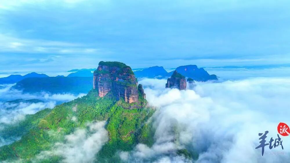 韶关丹霞山飞瀑遽然泻云海倏忽起