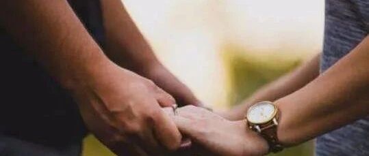 急诊科感动无数医护人员的这对暮年男女，并不是夫妻