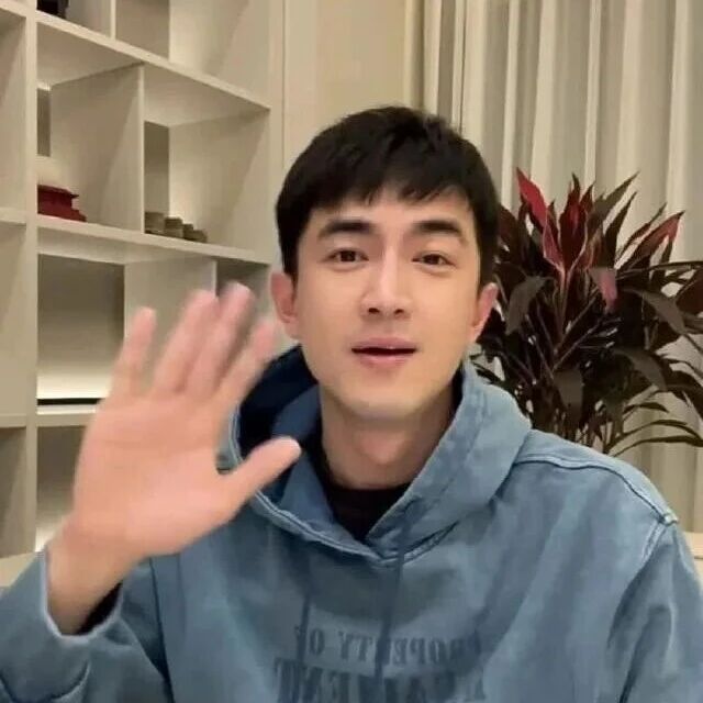 林更新的&ldquo;独居生活&rdquo;火了,做饭遛狗,自娱自乐,网友:颖宝快来