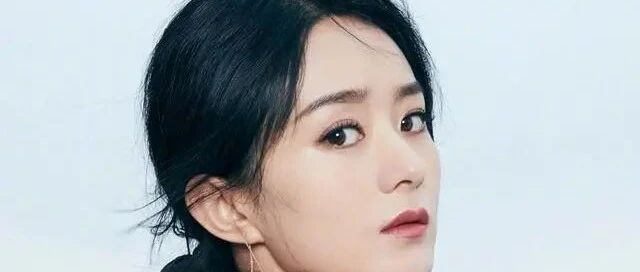 赵丽颖活动照翻车？未修图曝光肩宽胯窄，“五五分”身材又被嘲