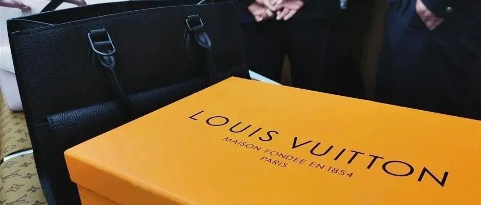 突发 | LV广州店员与售假团伙勾结，假包比真包先上市