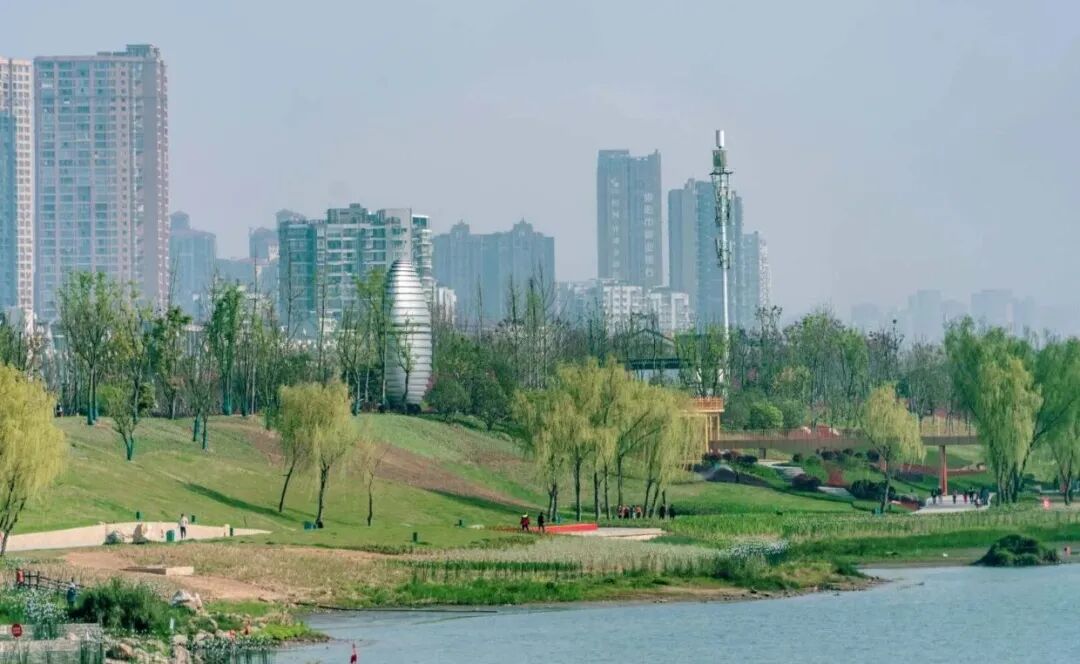 择居城市空港,是南充新的人居升维;鸿通·雍河湾择址于此,作为是新一