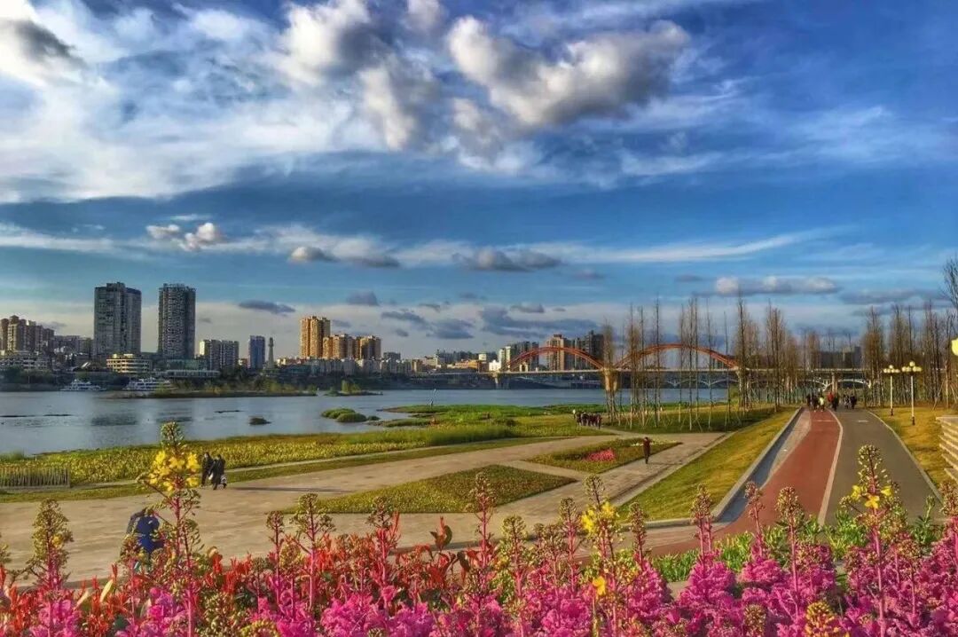 择居城市空港,是南充新的人居升维;鸿通·雍河湾择址于此,作为是新一