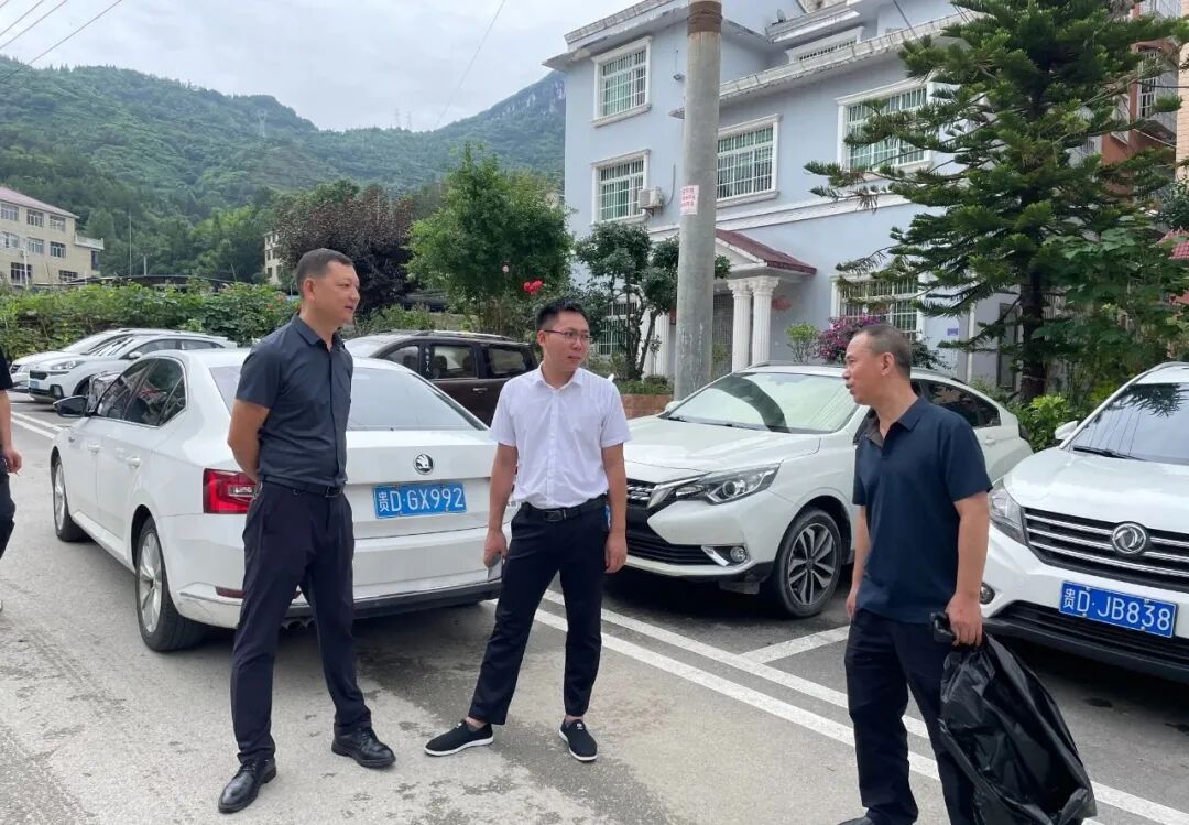 街道党工委委员,人大工委主任宋勇同县环保局到越城路开展环境评测