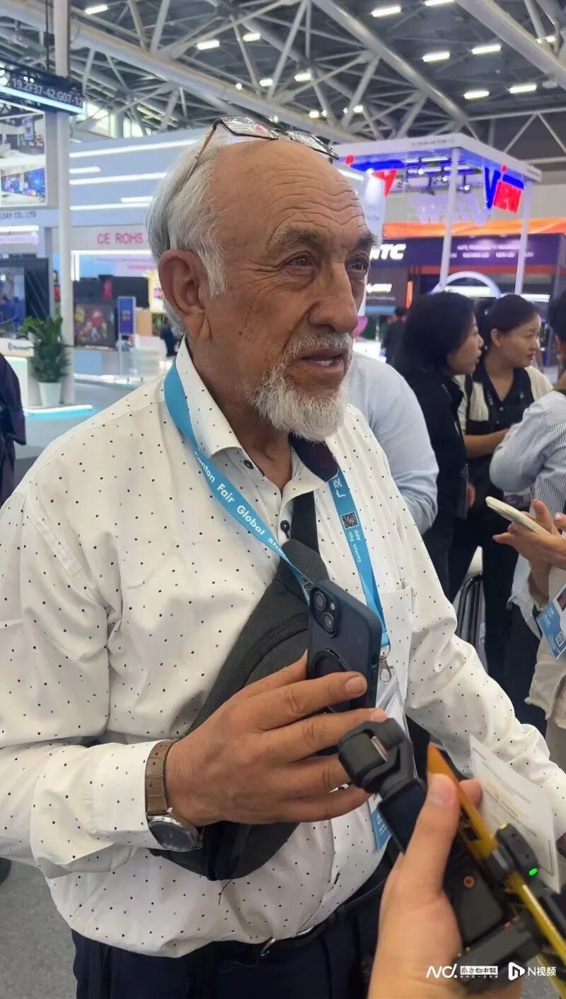 广交会上，贝多芬·埃雷拉·瓦伦西亚接受南都记者采访。