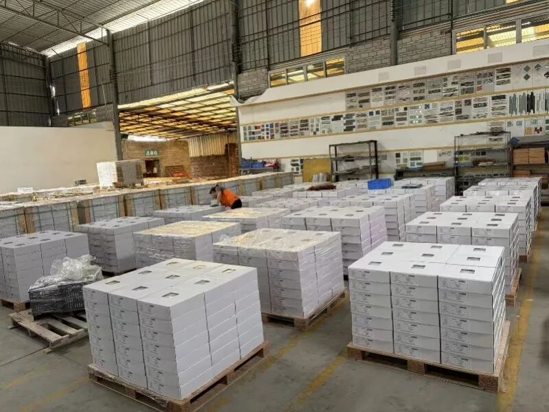 佛山市雍阳进出口有限公司正加快赶工，产品将运给美国客户。受访者供图