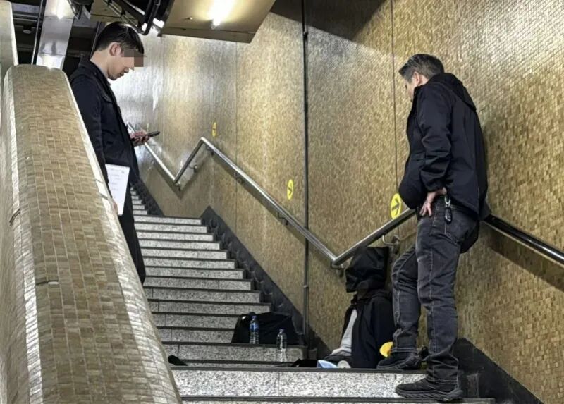警方在港铁上环站拘捕持刀男子。