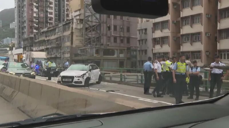网友拍摄的车逃查狂车警出毒事故现场。呼吁驾驶人士考虑改用其他道路	，避检飙连捕<strong></strong>铜锣湾坚拿道天桥（往海底隧道方向）近礼顿道的撞多部分行车线暂时封闭，左边车身凹陷	，品司