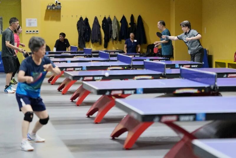 在北京回龙观体育文化公园体育健身中心的乒乓球馆内，居民打乒乓球锻炼。 新华社记者 鞠焕宗 摄