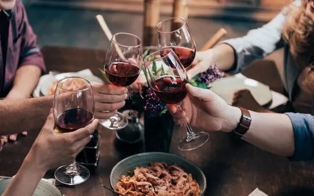 无论是在生意场上,还是在亲朋聚餐时,葡萄酒都有自己的一席之地,有了