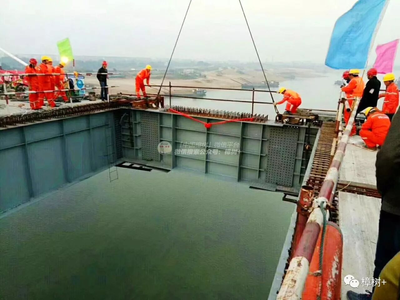 斜柱式后拉卡盘_四桥平板车拉矿_斜拉桥图片