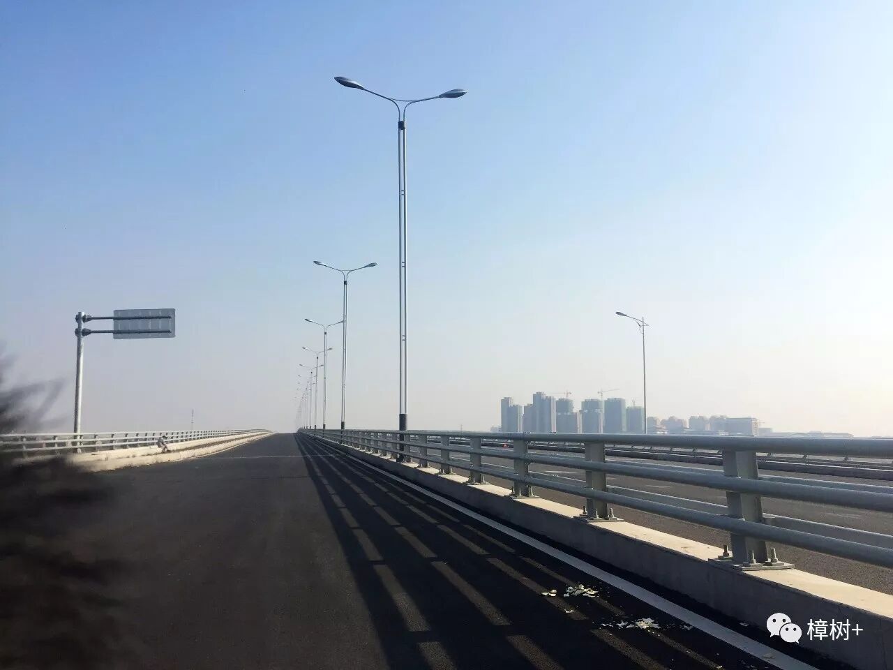 斜拉桥图片_斜柱式后拉卡盘_四桥平板车拉矿