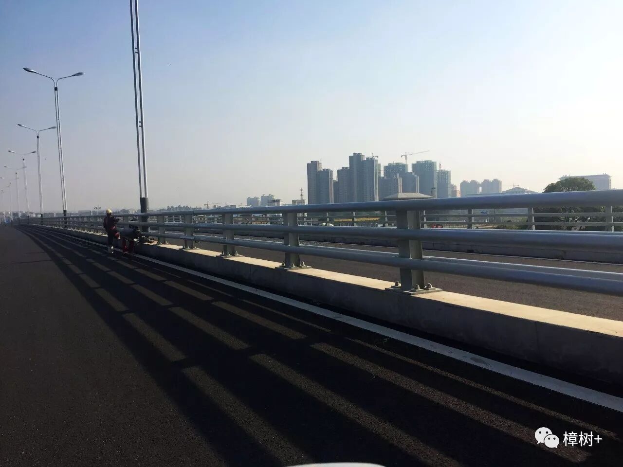 斜拉桥图片_斜柱式后拉卡盘_四桥平板车拉矿