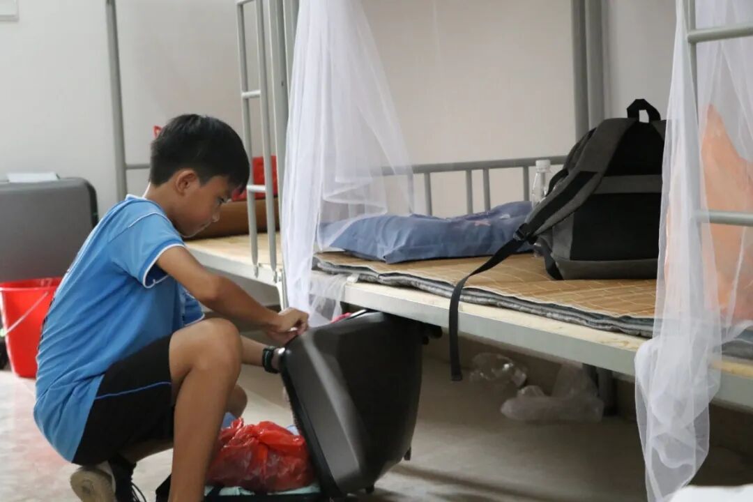 在广信中学的教师办公室,老师们正在备课.