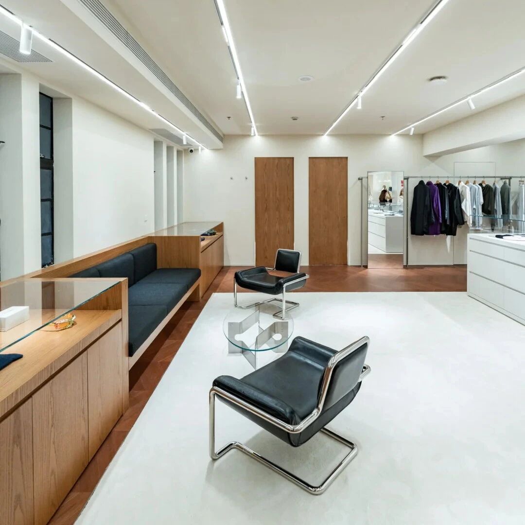 KNOTIFY 上海淮海中路旗舰店，以纯白色的极简风设计为主