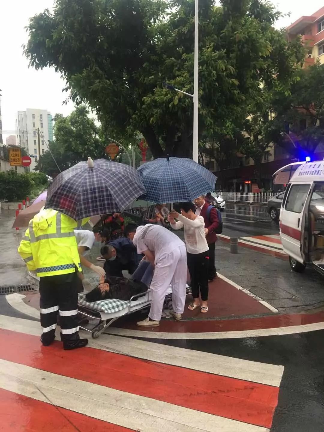 駕駛摩托車時要注意避開積水區域,並減速慢行,以防出現滑倒意外