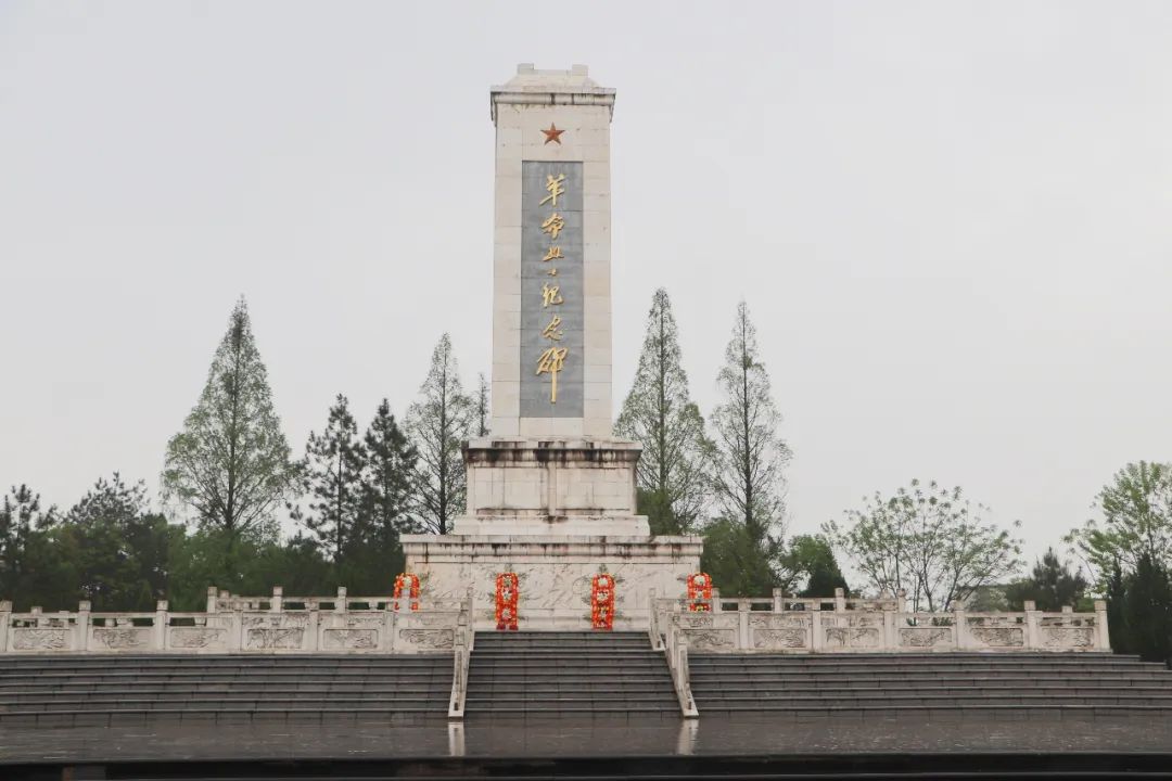 縣退役軍人事務局邀請部分烈屬在縣烈士紀念碑,烈士陵園舉行了莊嚴的