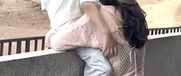 章子怡晒与儿女出行好幸福 与女儿亲亲秀母爱