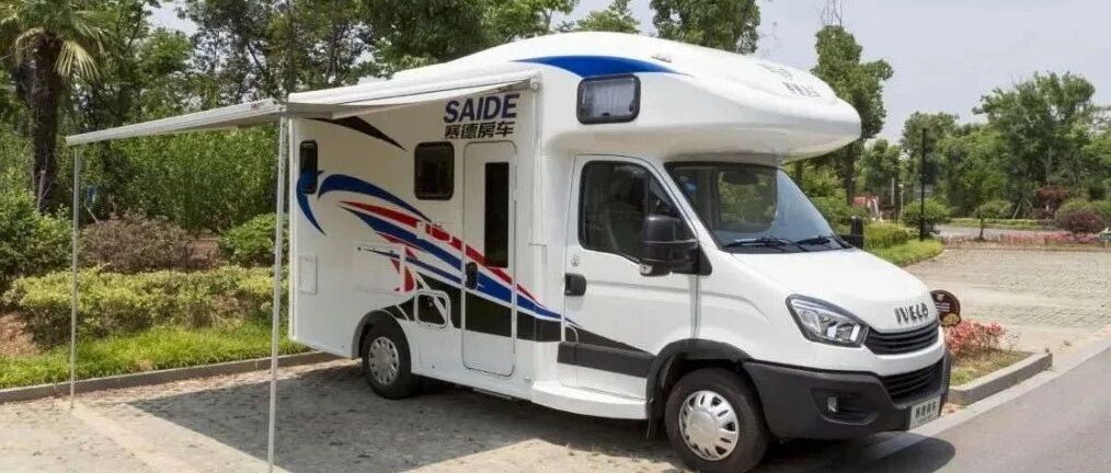 9.3成都房车展：【白鲸系列】之 C型无拓展 经典布局 纵置子母床