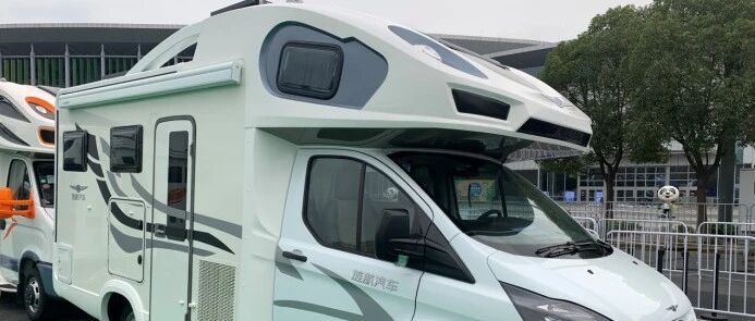 旌航福特V362无拓展C型房车 国六排放 820Ah锂电还带800W太阳能