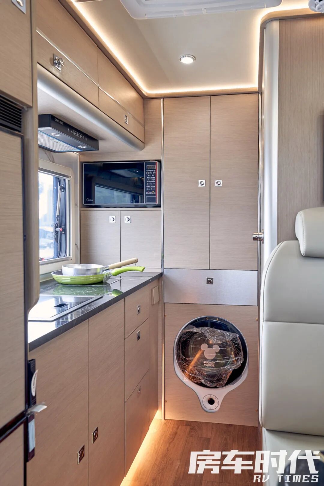 会客区对面进门左手边的房车专用冰箱既方便坐在会客区的人拿冰饮食物