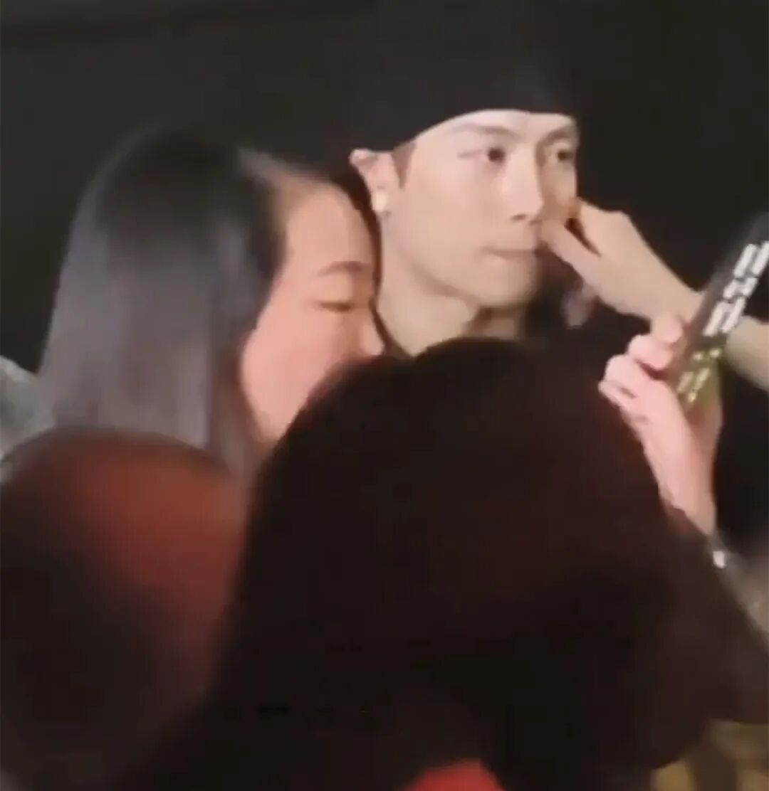 王嘉尔出席活动被陌生女子捏脸,天选魅魔！王嘉尔被梦女摸脸，又被汉子袭胸亲脸后对粉..