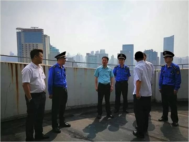 为全力保障中国国际进口博览会,虹口区城管执法局拆除东大名路359号楼顶名为“雅培”的大型户外广告 (2).jpg