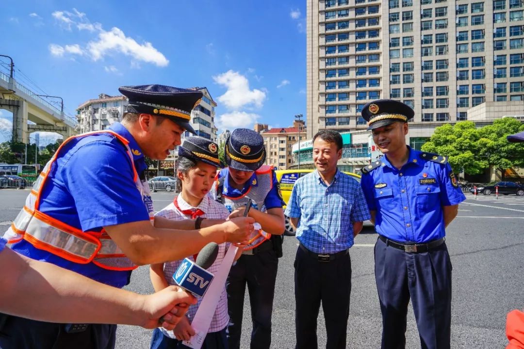 715公众开放日,学生参与城管执法.jpg