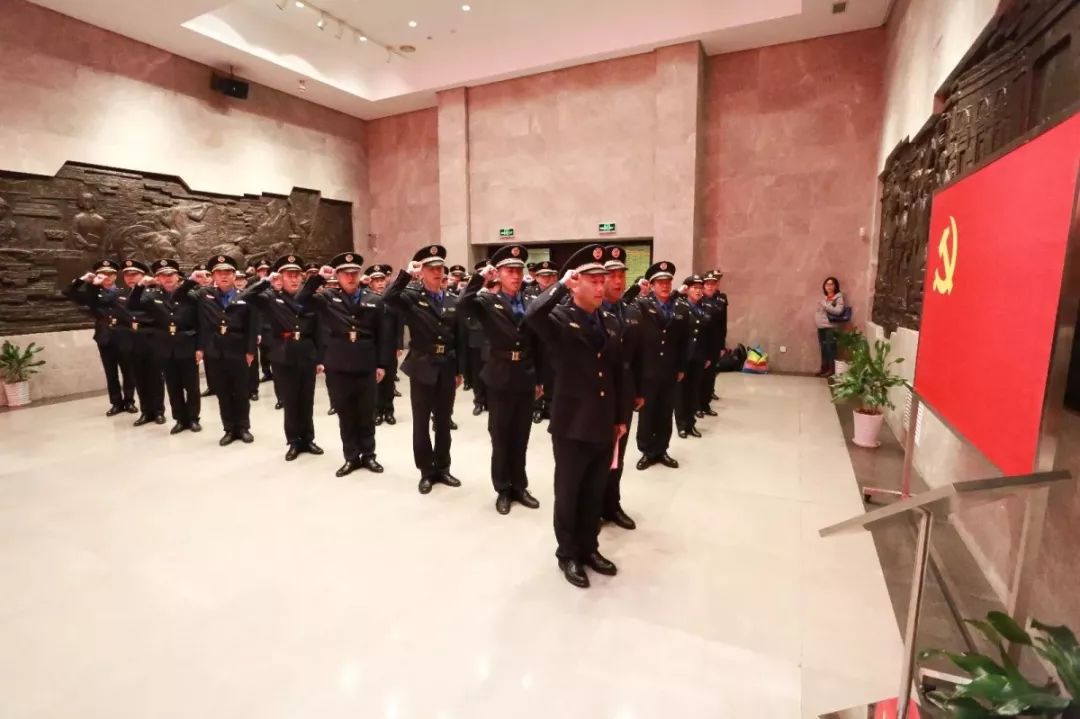 虹口区城管执法局举行主题为“不忘初心 牢记使命”换装仪式暨重温入党誓词全局宣誓.jpg