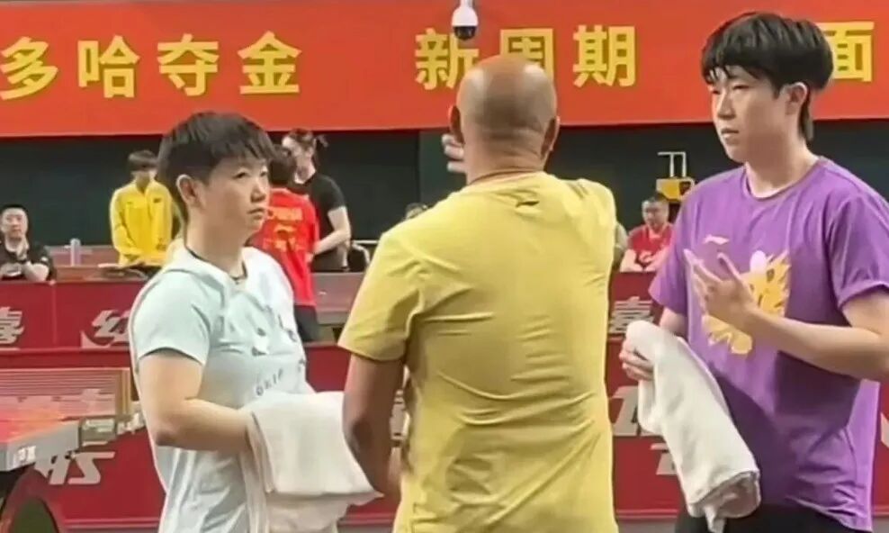 王楚钦累得睡在场馆