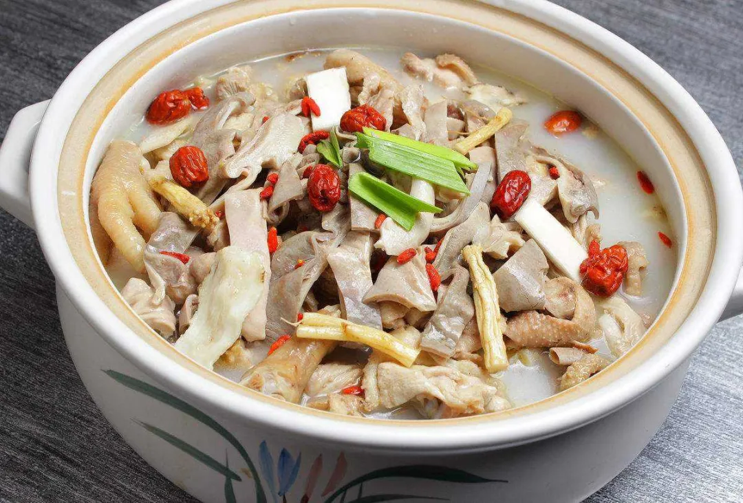 广东式的胡椒猪肚鸡：浓郁汤汁，解馋又暖身