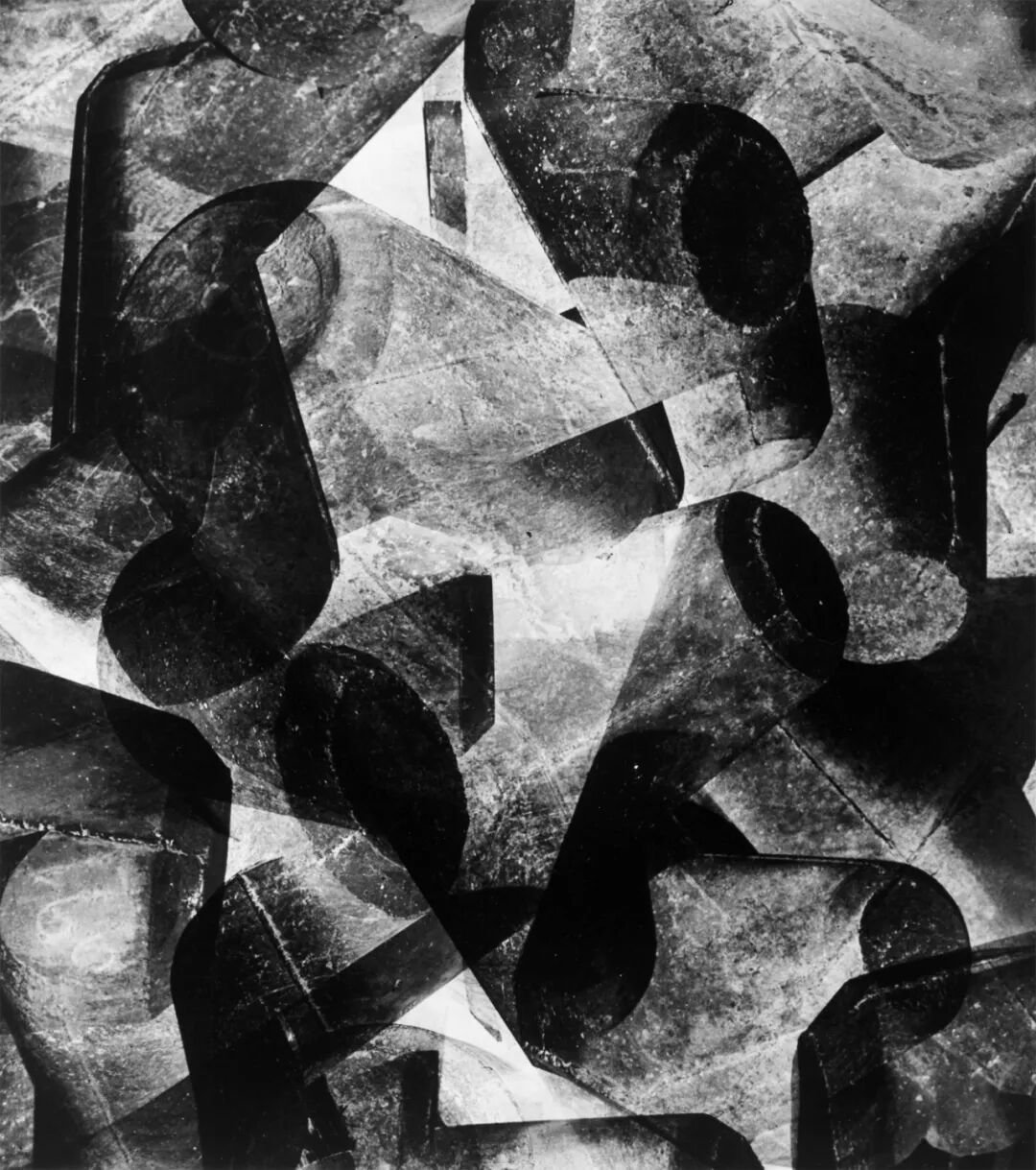 宣称要"将摄影从摄影中解放出来"的抽象派摄影家否定了直观表达拍摄