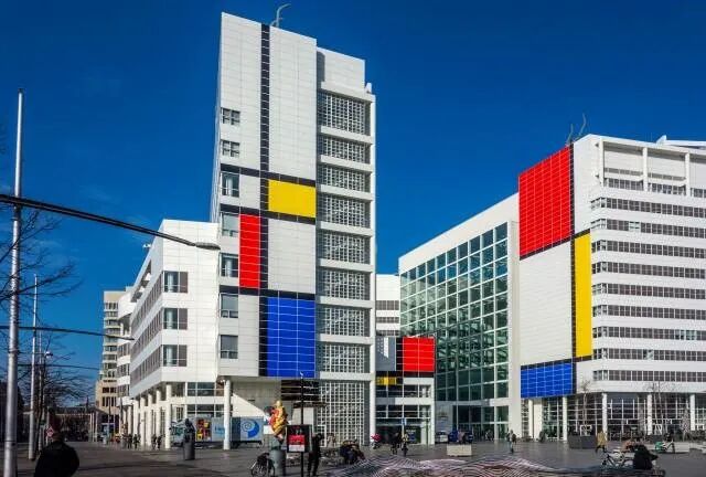 的建筑作品是施罗德住宅,是荷兰风格派艺术在建筑领域最典型的表现