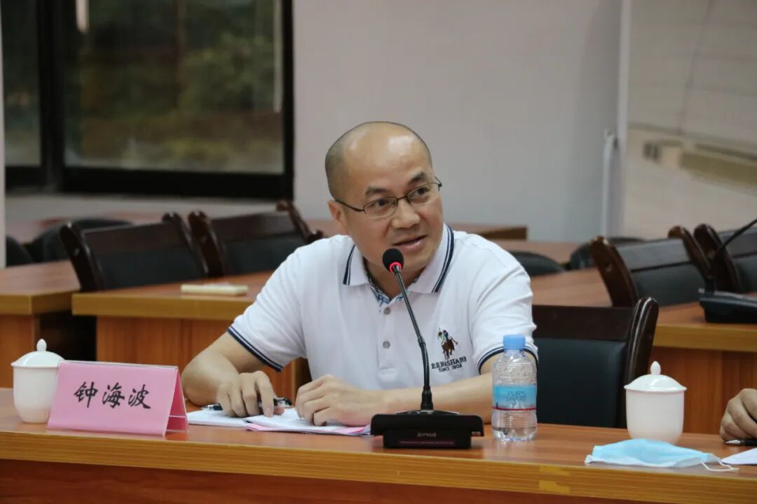 市文联二级主任科员钟海波:城管是治理市场,城市的先头部队,矛盾不可