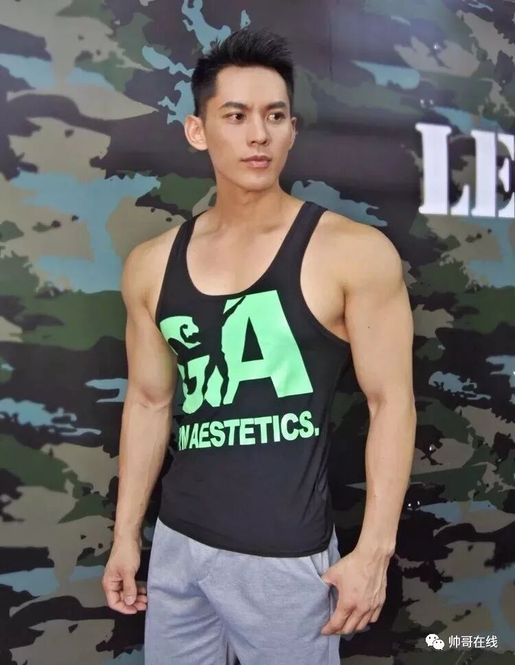 看点∣小S抓住不放的高颜值筋肉健身私教！帅了这么多年的名媛天菜！ - 51虹马