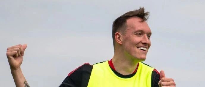 记者：琼斯今夏将留队，索帅将他视为中卫第5选择