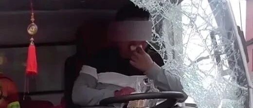 车祸现场被困，司机淡定吃包子等待救援 | 冷兔小报 No.655