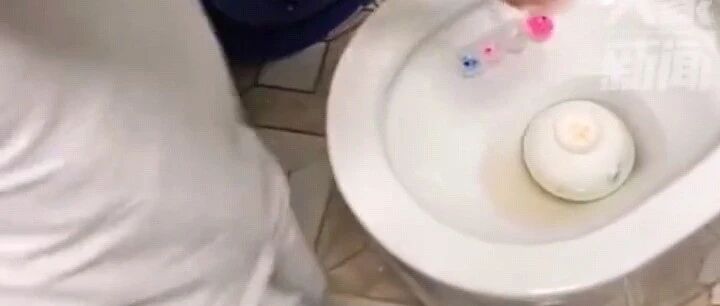 男孩把马桶当成自助洗碗机，爸爸：你好样的 | 冷兔小报 No.693