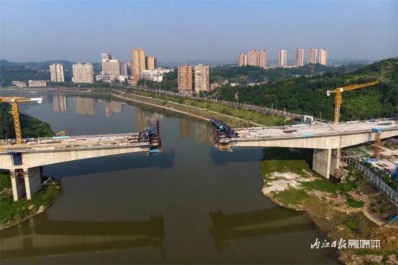 据了解,内江水心坝大桥及连接线工程起于市中区白马镇门庭路,止于东兴