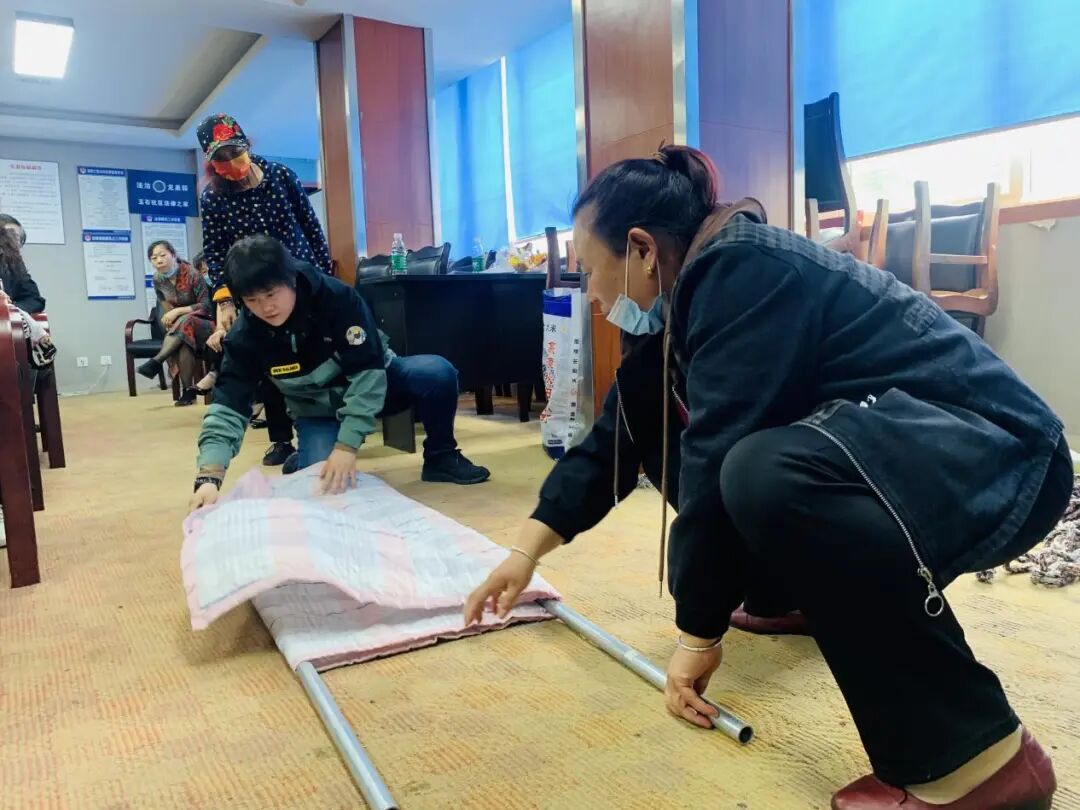 担架怎么用用简易担架运送伤员的技能你能得几分？丨在大面_https://www.jmylbn.com_新闻资讯_第7张