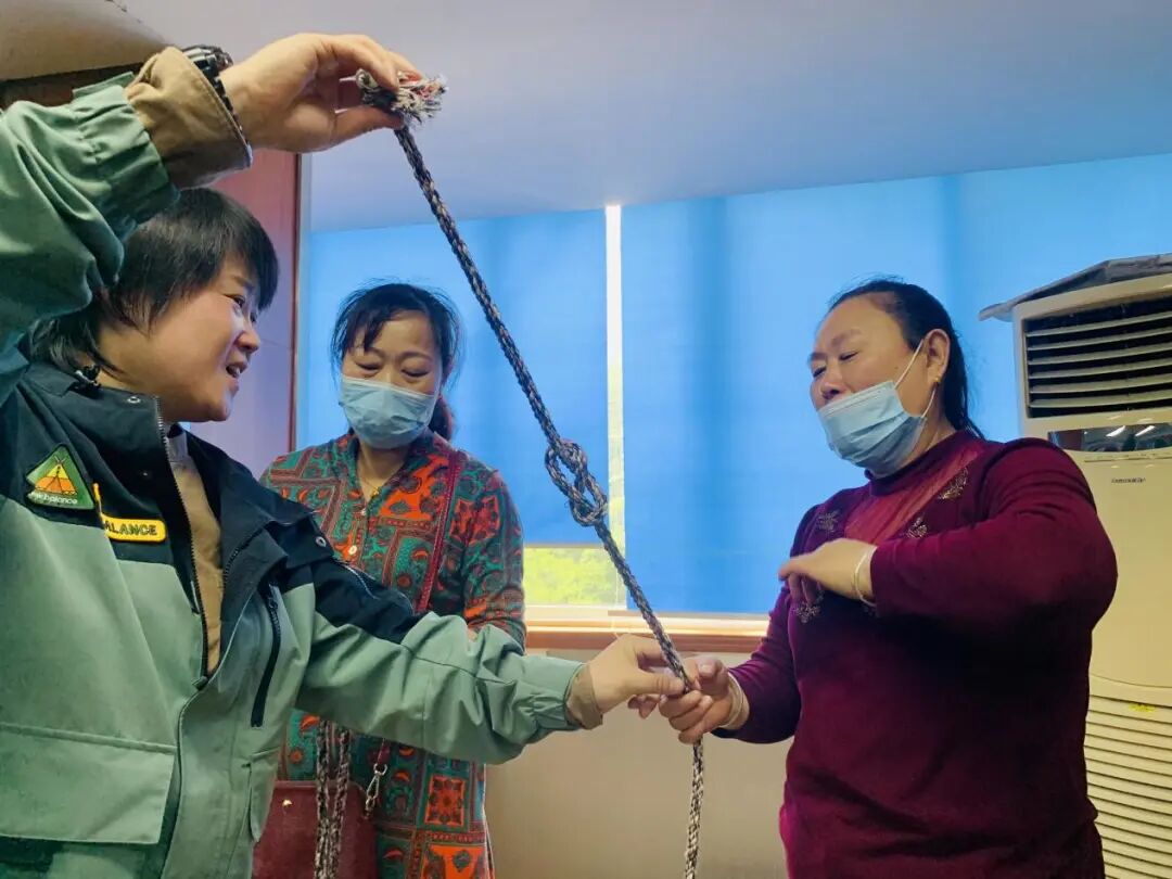 担架怎么用用简易担架运送伤员的技能你能得几分？丨在大面_https://www.jmylbn.com_新闻资讯_第8张