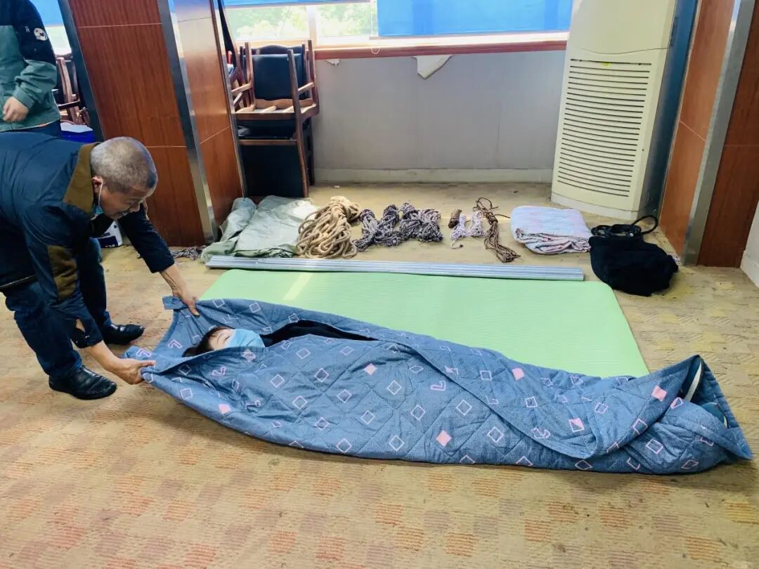 担架怎么用用简易担架运送伤员的技能你能得几分？丨在大面_https://www.jmylbn.com_新闻资讯_第2张