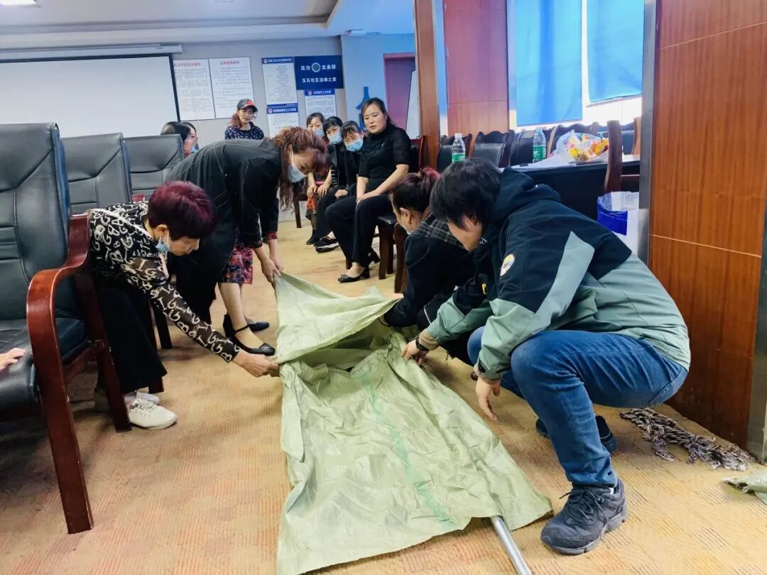 担架怎么用用简易担架运送伤员的技能你能得几分？丨在大面_https://www.jmylbn.com_新闻资讯_第6张