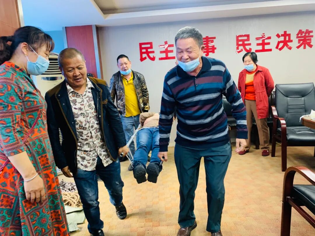 担架怎么用用简易担架运送伤员的技能你能得几分？丨在大面_https://www.jmylbn.com_新闻资讯_第9张