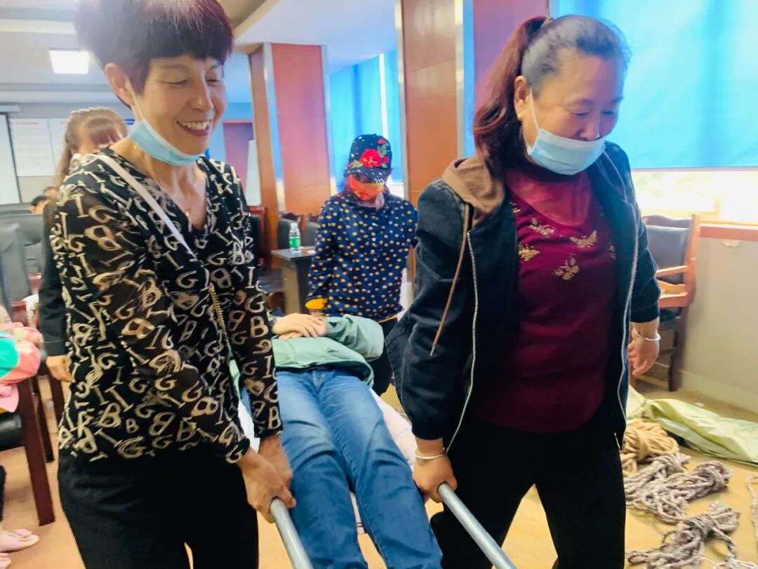 担架怎么用用简易担架运送伤员的技能你能得几分？丨在大面_https://www.jmylbn.com_新闻资讯_第11张