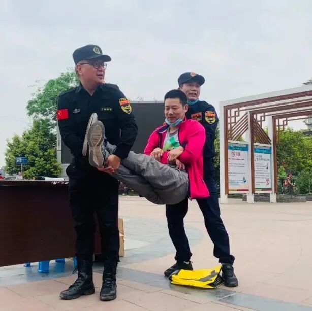 担架怎么用用简易担架运送伤员的技能你能得几分？丨在大面_https://www.jmylbn.com_新闻资讯_第14张